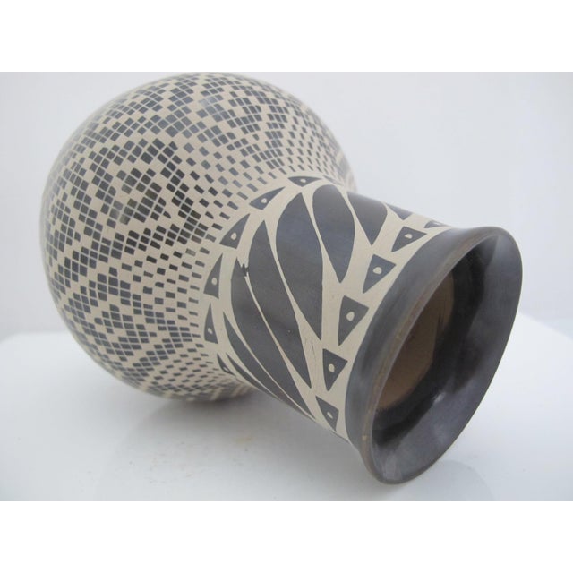 Ceramic Mata Ortiz Martha Martinez d'Guiz Geometric Maze Pottery Vase For Sale - Image 7 of 11