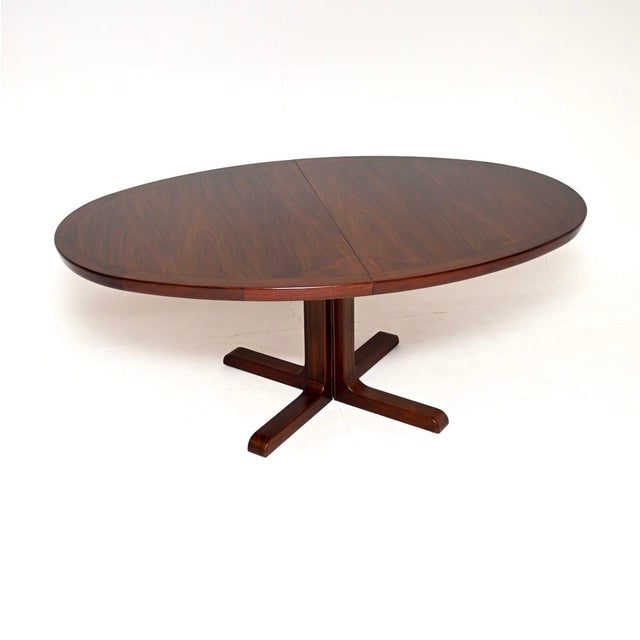 A stylish and top quality Danish vintage extending dining table by Dyrlund, made in Denmark and dating from the 1960-70’s....