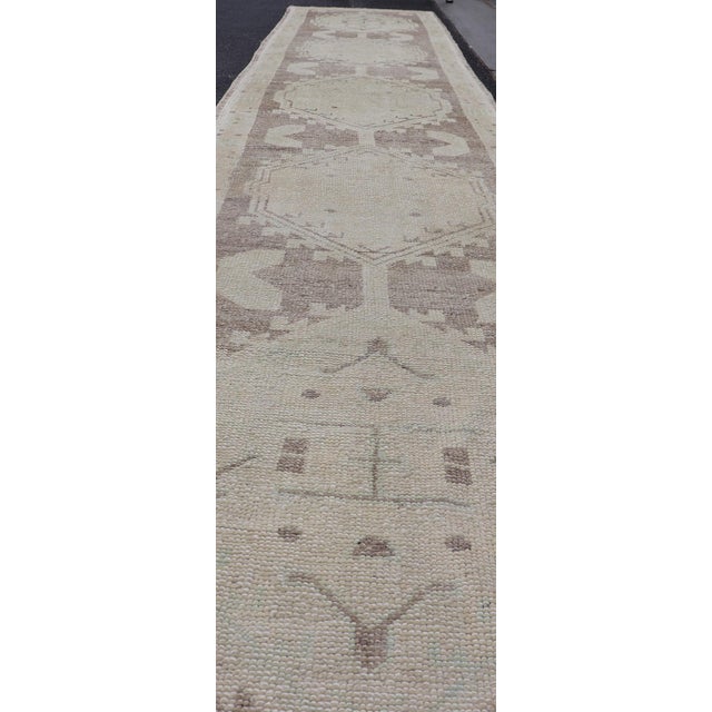 Textile Geometric Medallion Design Turkish Oushak Runner in Soft Neutral Tones For Sale - Image 7 of 14
