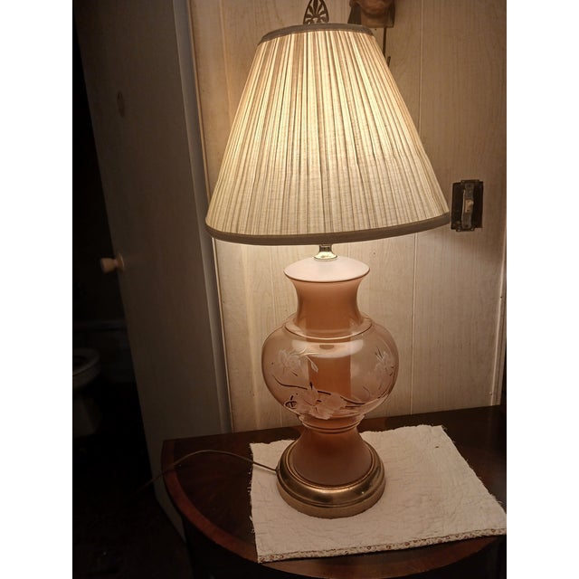 Metal 1970s Hollywood Regency Brass and Glass Ginger Jar Painted Lilies Table Lamp For Sale - Image 7 of 8