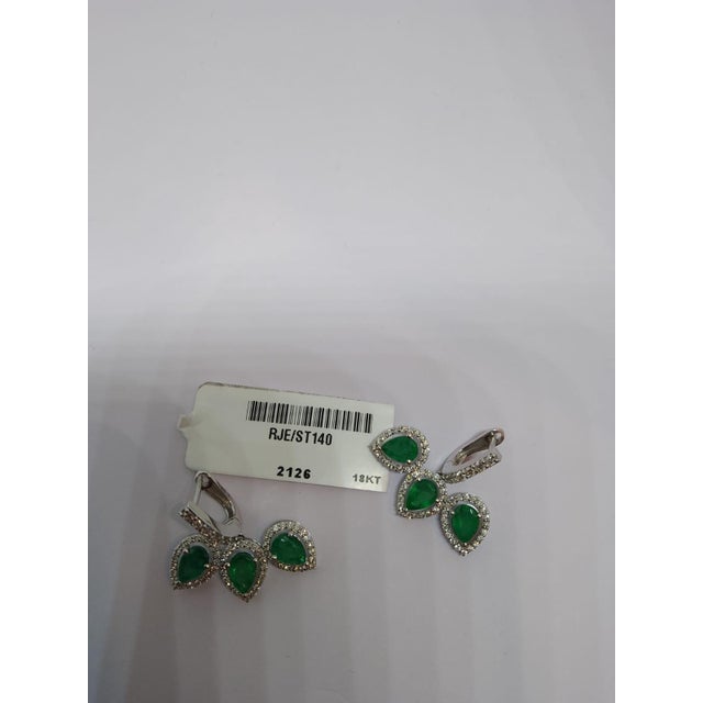 Modern Natural Emerald 2.55ct & Diamond 0.85ct Stud Earrings in 18k Gold For Sale - Image 3 of 6