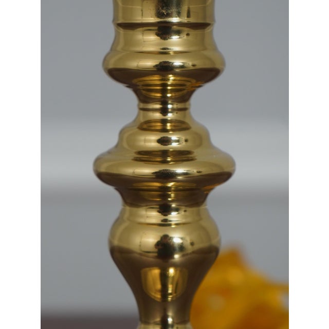 1990s 1990s Virginia Metalcrafters Colonial Williamsburg Brass Table Candlestick Lamps - a Pair For Sale - Image 5 of 9
