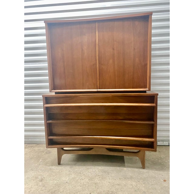 60s Mid-Century Modern Walnut Curved Highboy Dresser by Young Manufacturing . For Sale In Miami - Image 6 of 12