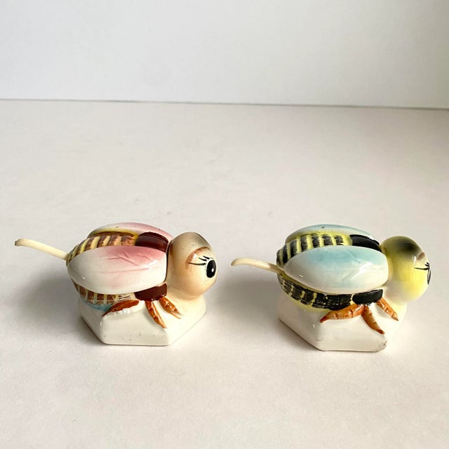 Vintage 1950s Anthropomorphic Bee Bug Salt & Pepper Cellars Spice Condiment Servers a Pair For Sale - Image 4 of 11