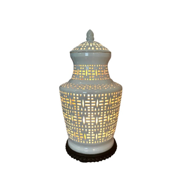 Vintage Chinoiserie White Pierced / Reticulated Blanc De Chine Ginger Jar Vase Table / Accent Lamp For Sale - Image 9 of 9