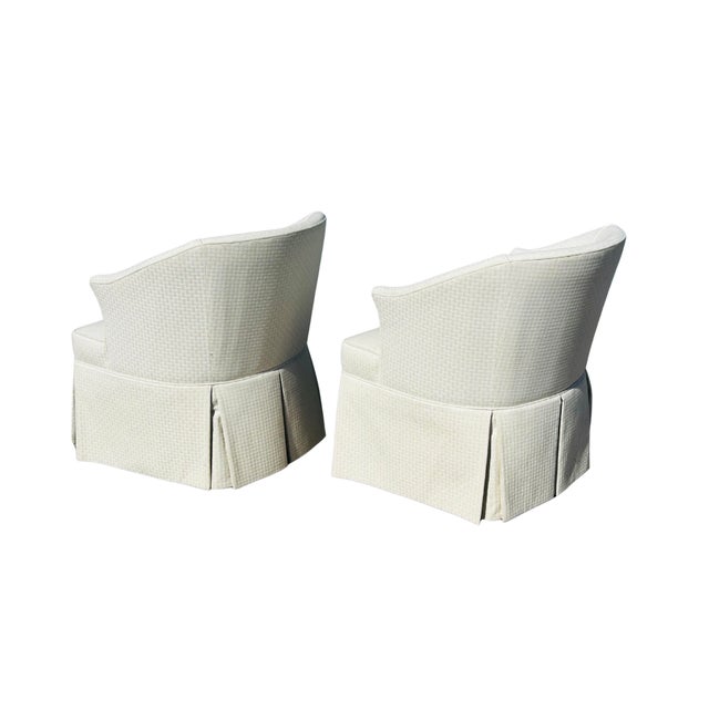 Vintage Pair of Skirted Barrel Club Chairs With Casters – Transitional Upholstered Accent Chairs in Neutral Textured Fabric For Sale - Image 9 of 15