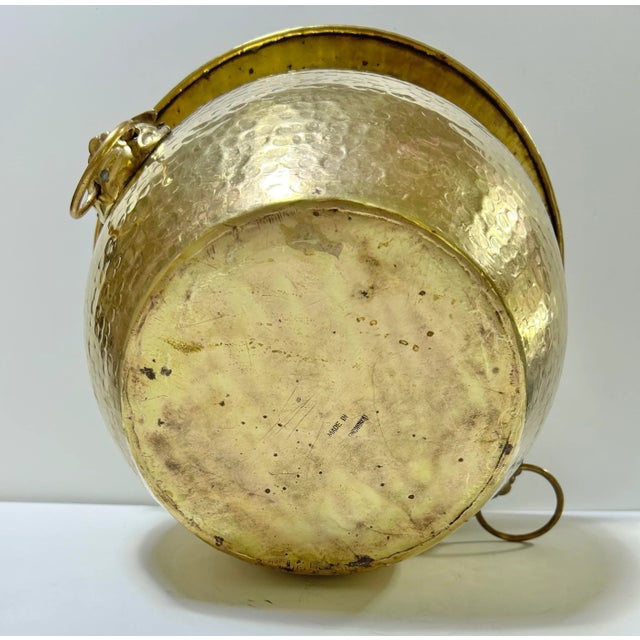 Metal Vintage Hammered Brass Foo Dog Cachepot Planter – Asian Hollywood Regency Champagne Bucket For Sale - Image 7 of 12