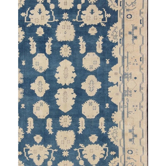 Turkish Mid 20th Century Vintage Turkish Oushak Rug With All-Over Design in Royal Blue and Ivory For Sale - Image 3 of 12