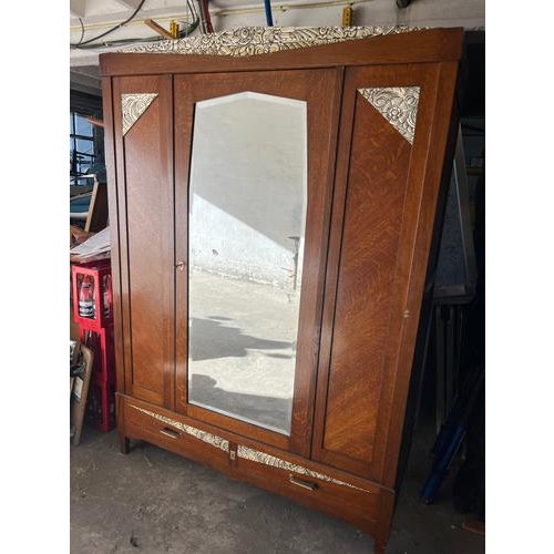 Introduction large and elegant art deco wardrobe crafted from solid oak, dating from the 1920s–1930s. This impressive...
