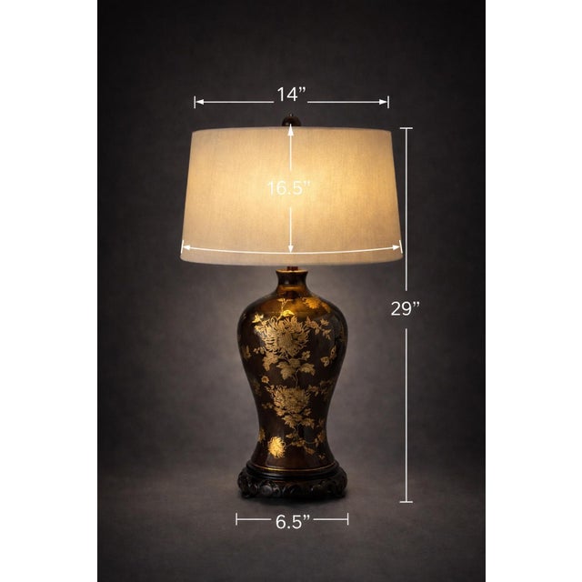 Chinoiserie Vintage Hollywood Regency Brown Lacquer Glass Table Lamp With Gold Floral Chinoiserie Motif and Linen Drum Shade – David W. Estate For Sale - Image 3 of 8