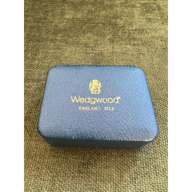 Gemstone Vintage Royal British “Wedgwood” Jasper ware Gold Plated Cufflinks In Case For Sale - Image 7 of 7
