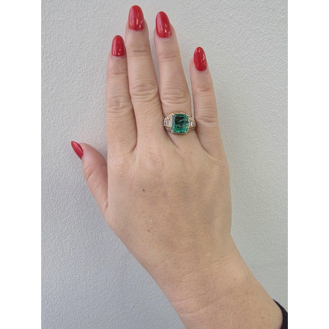 1980s Vintage 18k Gold 4.90 Carat Green Emerald and Diamond Ring, Size 7.5 For Sale - Image 5 of 6