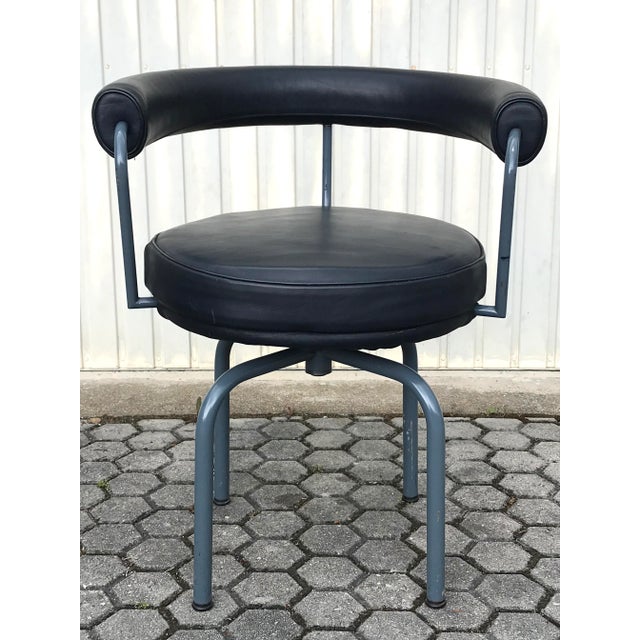 Metal Swivel LC7 Armchairs by Le Corbusier, Charlotte Perriand & Pierre Jeanneret for Cassina, 1970s, Set of 6 For Sale - Image 7 of 18
