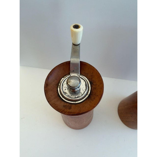 1960s Vintage Tre Spade Mid-Century Italian Wood Salt Shaker and Pepper Mill Grinder S For Sale - Image 5 of 8