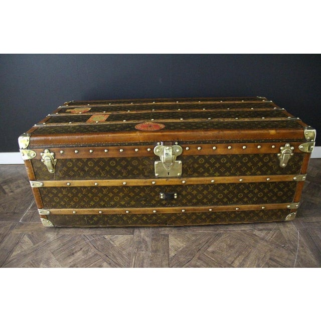 This superb Louis Vuitton cabin trunk is spectacular and extremely rare. Its dimensions are indeed imposing for a cabin...