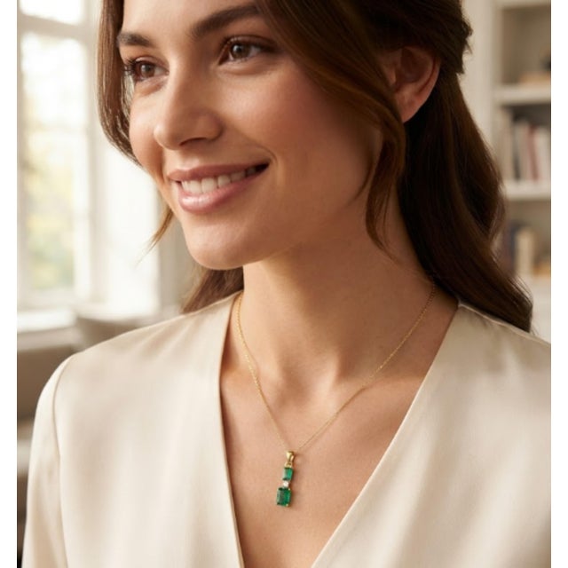 2020s Natural 2.86Carat Emerald & 0.07Carat Diamond Pendant in 14 Karat Gold For Sale - Image 5 of 8
