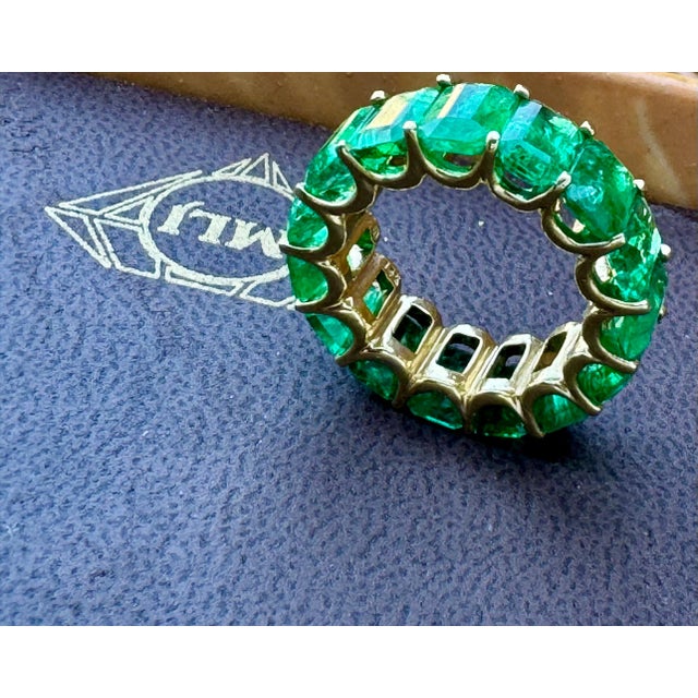 Contemporary Natural 12 Ct High Quality Zambian Emerald Cut Emerald Eternity Band/ Ring 14 KG For Sale - Image 3 of 18