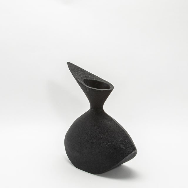 The Bird Vase by R&Y Augousti is a striking fusion of modern art and meticulous craftsmanship. This sculptural masterpiece...