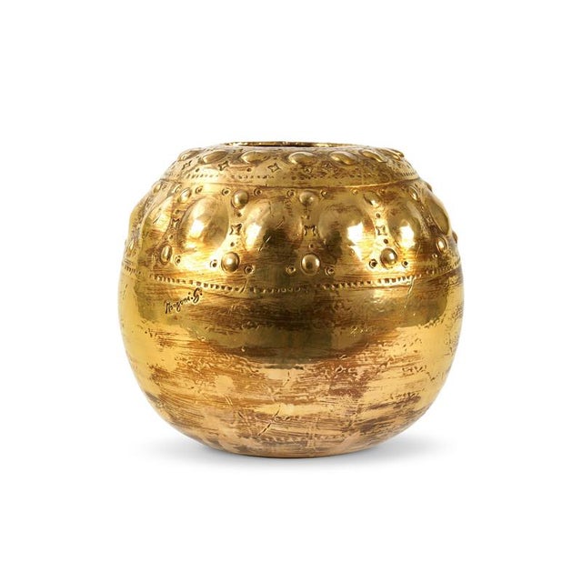 Platinum Luster Soreis Vase by deBlona Dimensions: D 35 x H 40 cm. Materials: Ceramic. Colors: 24 Kt Gold Luster /...