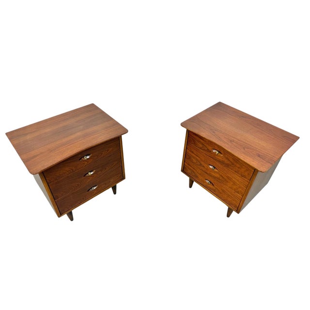 Kent Coffey Mid-Century Modern Kent Coffey "The Greenbrier" Walnut Nightstands - Set of 2 For Sale - Image 4 of 9