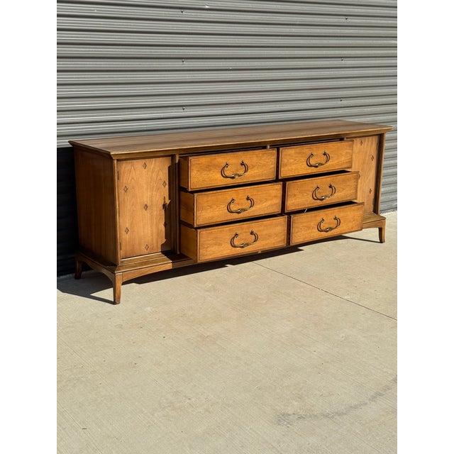 1960s Mid Century Modern Credenza / 12-Drawer Dresser W/ Mirror Attributed to Thomasville Horizon Series For Sale In Austin - Image 6 of 12