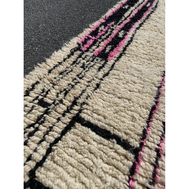 Moroccan Artist 1990s Vintage Modern Abstract Moroccan Handmade Runner Rug For Sale - Image 4 of 5