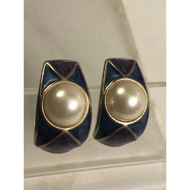 Gemstone 1980s Trifari Purple Blue Enamel Pearl Half Hoop Earrings, Pair For Sale - Image 7 of 10