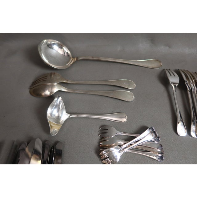 A 106-piece silver-plated flatware set by Ercuis: - 12 dinner spoons - 12 dinner forks - 12 dinner knives - 12 fish knives...