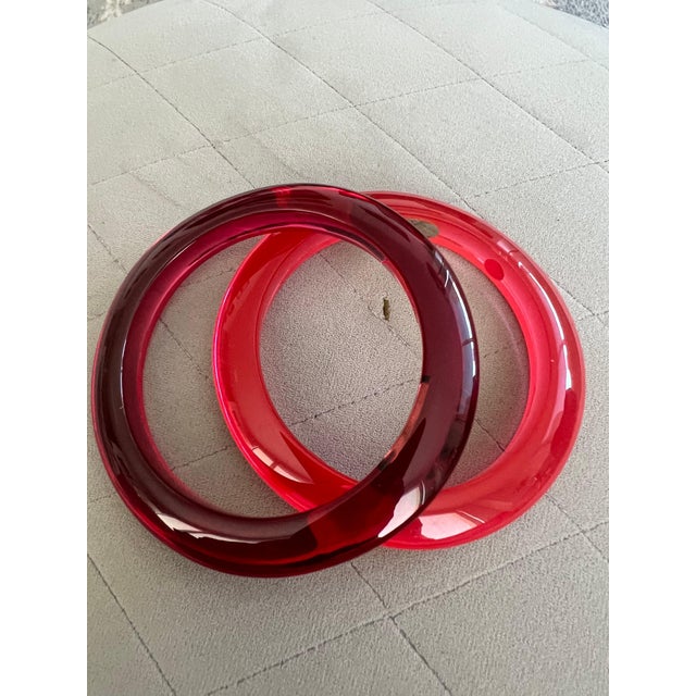 Art Deco Miriam Salat Wine Red Translucent Resin and Sterling Silver Summer Bangle For Sale - Image 3 of 18