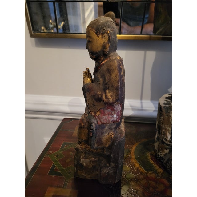 Antique Chinese Giltwood Temple Figure – Seated Deity / Dignitary (Ming to Qing Dynasty, 18th/19th Century) For Sale - Image 4 of 5