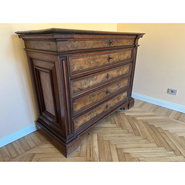 Walnut Dresser, 18th Century, in Good conditions. Designed before 1890