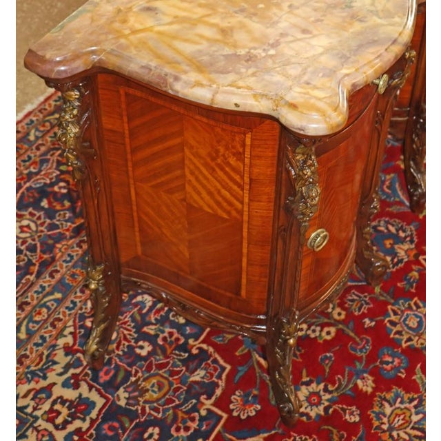 1920s Pair of French Louis XV Style Marble Top Kingwood Inlaid End Table Nightstands For Sale - Image 5 of 18