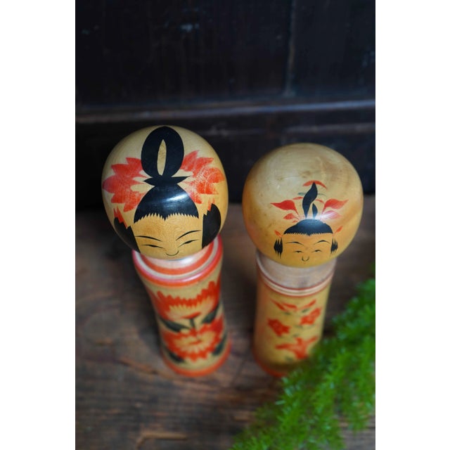 Mid-Century Modern Vintage Traditional Narugo Kokeshi by Yusa Fukuju and Sakurai Shoji, Japan, 1950s, Set of 2 For Sale - Image 3 of 8