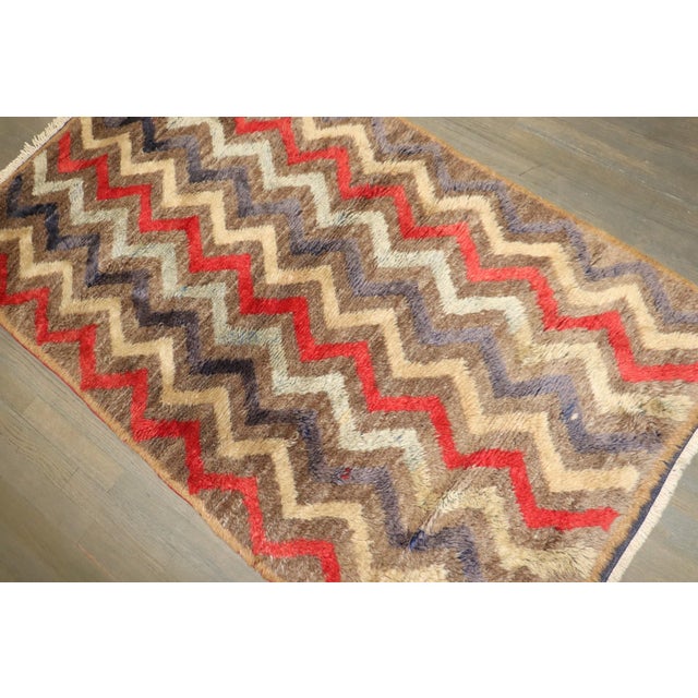 Mid 20th Century Mid Century Modern Minimalist Turkish Zig Zag Tulu Shag Rug no. j5310 For Sale - Image 5 of 5