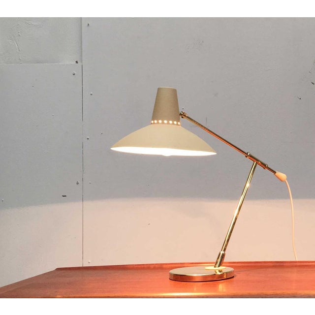 Very rare mid century desk lamp. Probably from Kaiser from the 50s/60s. The lamp convinces with its elegant design...