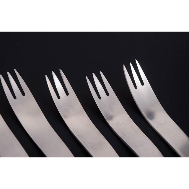 Dinner Forks in Stainless Steel by Arne Jacobsen for Anton Michelsen, 1960s, Set of 6 For Sale - Image 3 of 5