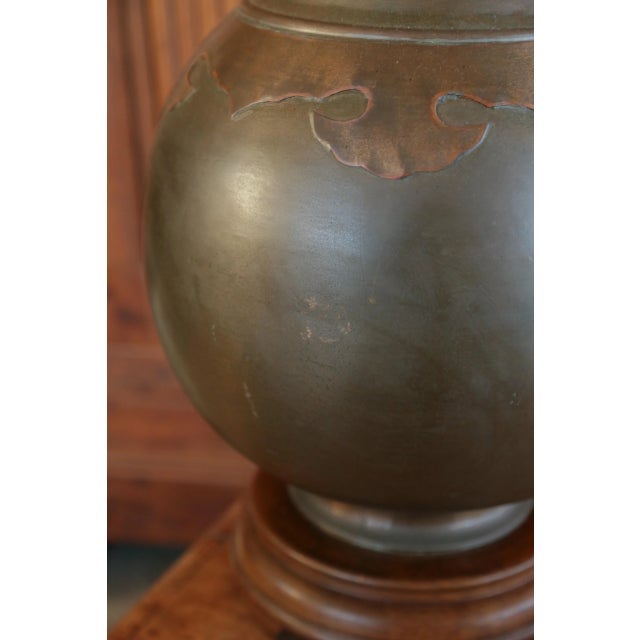 1960s Mid-Century Chinoiserie Brass & Copper Urn Large Table Lamp, Beautiful Dark Patina For Sale - Image 11 of 18