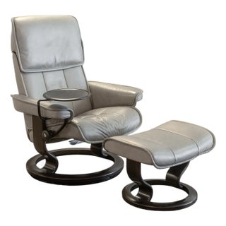 Ekornes Stressless Admiral Classic Base Grey Lounge Chair With Table and Ottoman For Sale