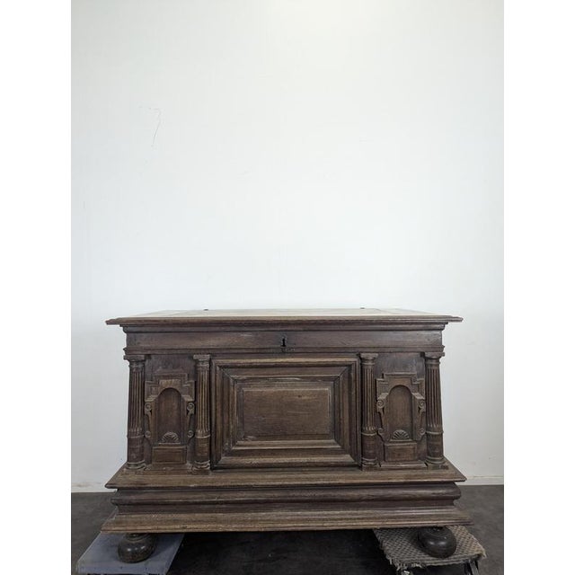 Renaissance Oak Chest with Fluted Columns, in Very Good conditions.