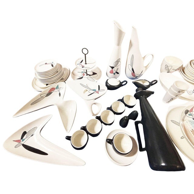 This Metlox Poppytrail "California Contempora" dinnerware set is a quintessential example of mid-century California...
