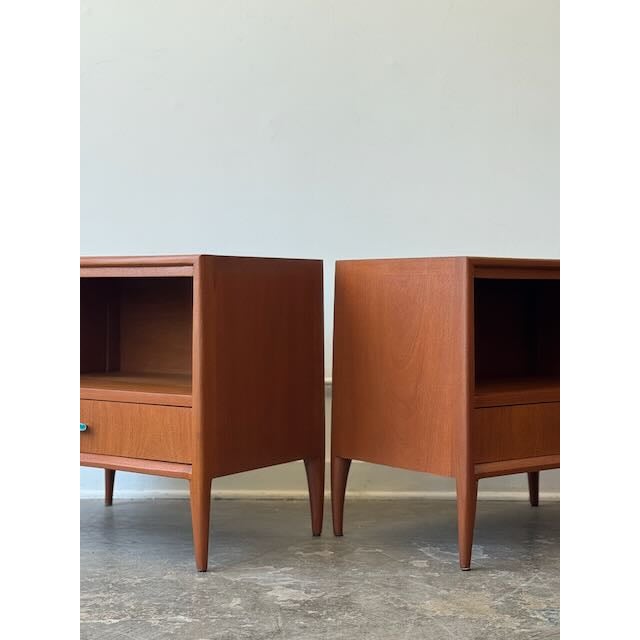 Mid-Century Modern Vintage Pair of Mt. Airy Nightstands by Raymond Sobota For Sale - Image 3 of 15