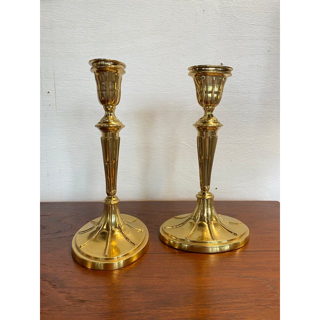 Traditional Mid 20th Century Pair of Polished Mottahedeh Brass Candlesticks For Sale - Image 3 of 4