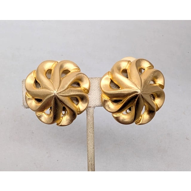 Vintage 1980s Les Bernard Matte Goldtone Spiral Clip Earrings-2 Pieces For Sale - Image 9 of 12