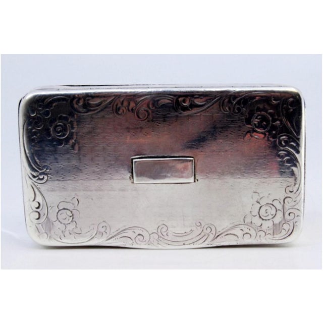 Silver Snuff Box with Engravings, Monogram Card and Hinged Lid with Garlands and Flowers For Sale - Image 6 of 9