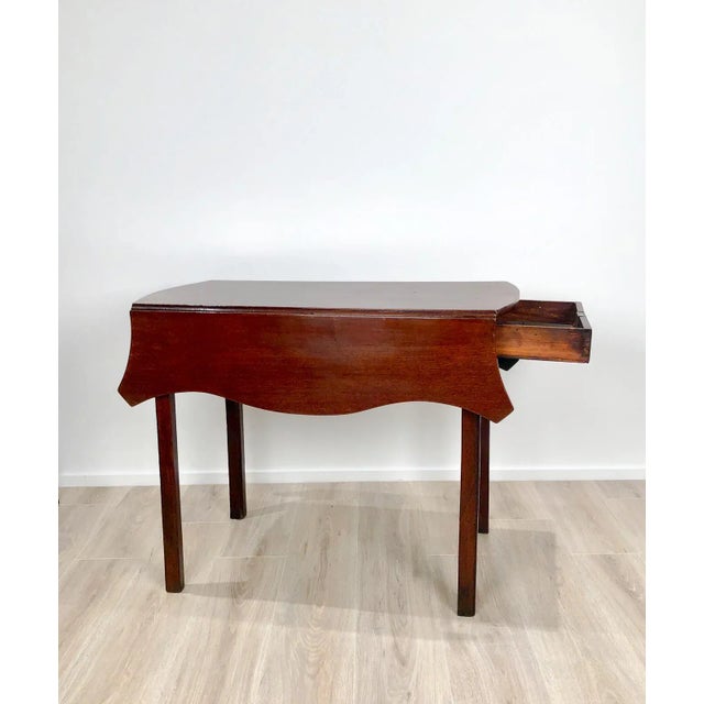 English A Late 18th-Century English Mahogany Serpentine Pembroke Table, Circa 1780. For Sale - Image 3 of 9