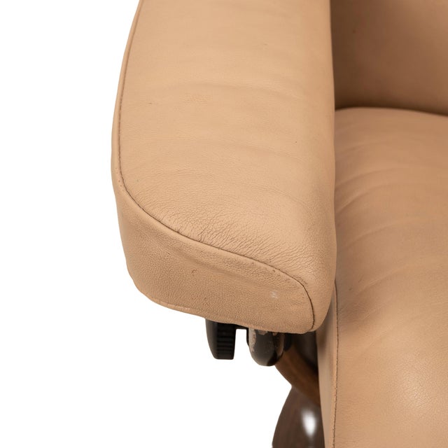 1990s 1990s Ekornes Stressless Royal Recliner in Tan Leather W/ Walnut Base - Large Model For Sale - Image 5 of 10