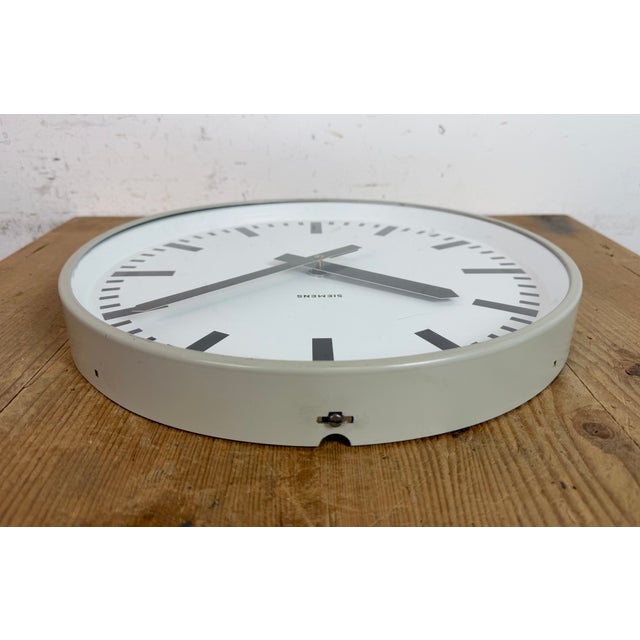 Vintage Industrial Factory Wall Clock from Siemens, 1970s For Sale - Image 14 of 16