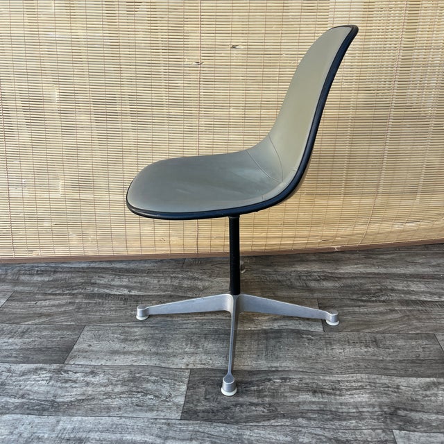 Mid-Century Modern Mid Century Modern Swiveling Molded Chair by Eames for Herman Miller. Circa 1960s For Sale - Image 3 of 18