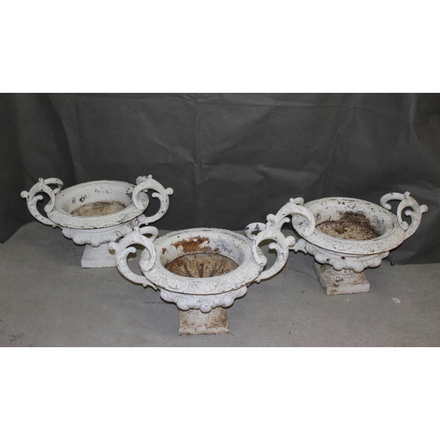 Set of three large cast iron Medici vases, model with handles, circa 1900, set in very good condition