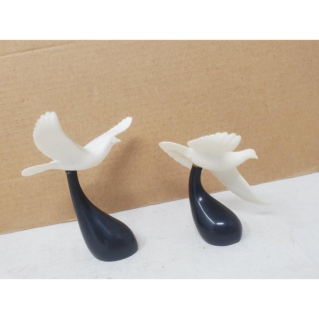 Vintage - Pair of John Perry Seagulls in Flight Figurines - Black Base - White Matte Pellucida For Sale - Image 4 of 15